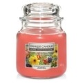 Lumanare parfumata in suport de sticla, Yankee Candle, 60 ore, 340 g, note florale si fructate