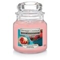 Lumanare parfumata in suport de sticla, Yankee Candle, 30 ore, 104 g, capsuni/frisca