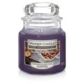 Lumanare parfumata in suport de sticla, Yankee Candle, 30 ore, 104 g, tarta cu prune/fructe de padure